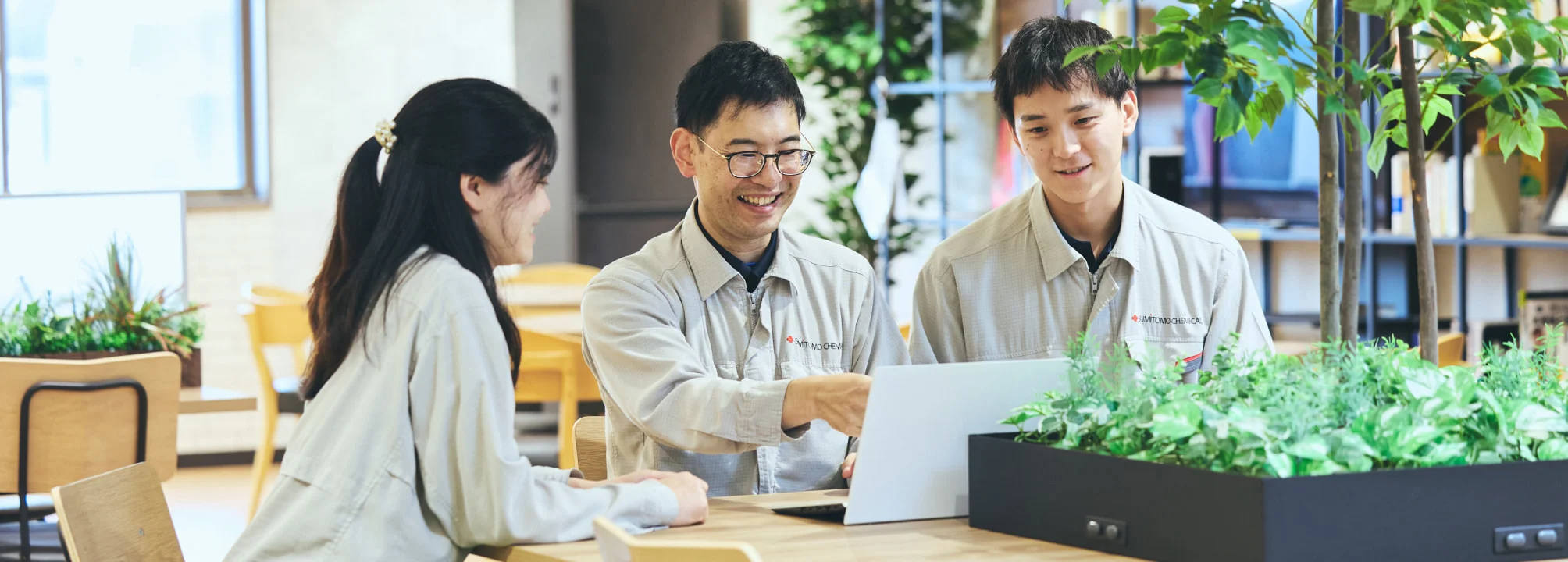 同僚とノートPCを見ながら話すO. T.