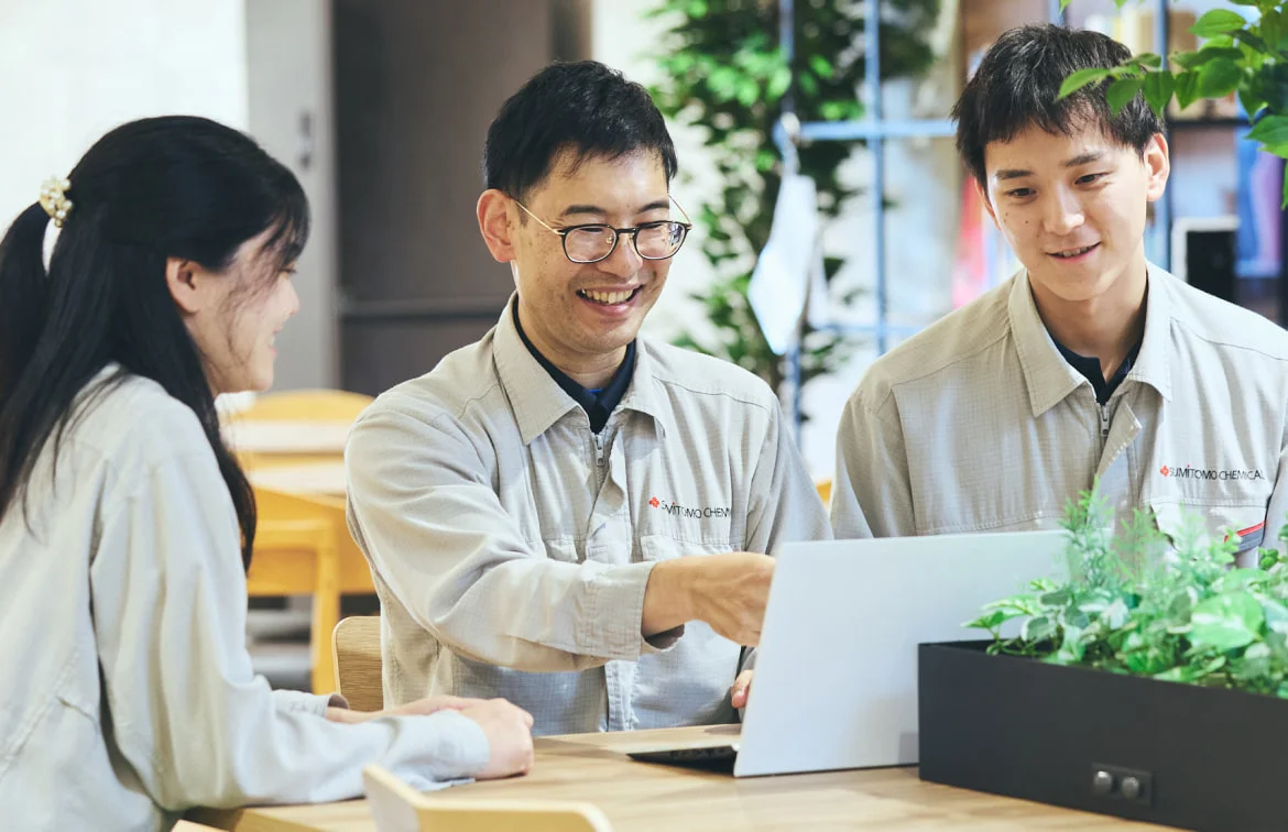 同僚とノートPCを見ながら話すO. T.