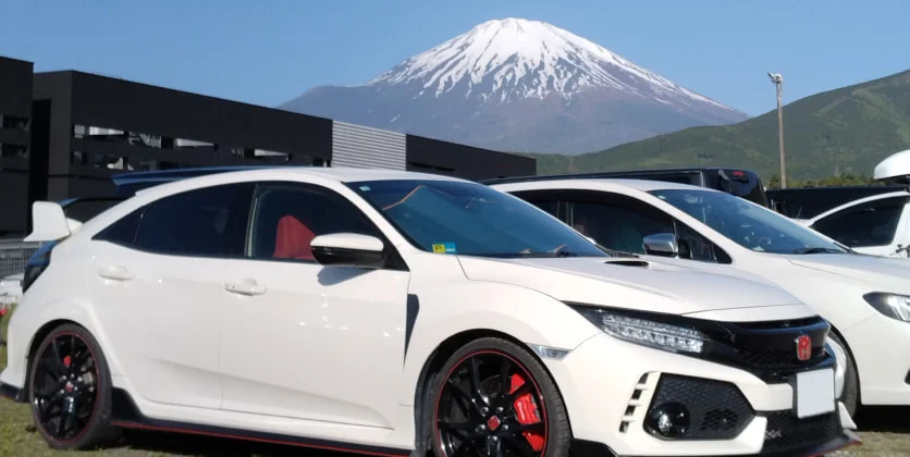富士山を背にした白い車