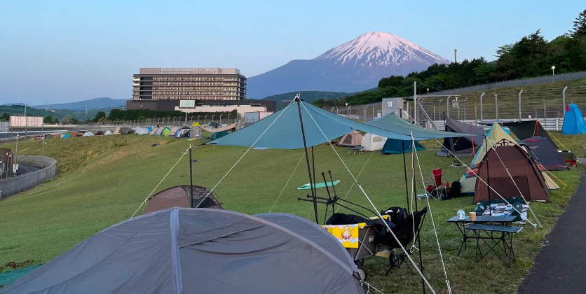 富士山を望むキャンプ場のテント群