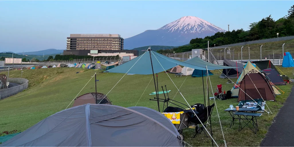 富士山を望むキャンプ場のテント群