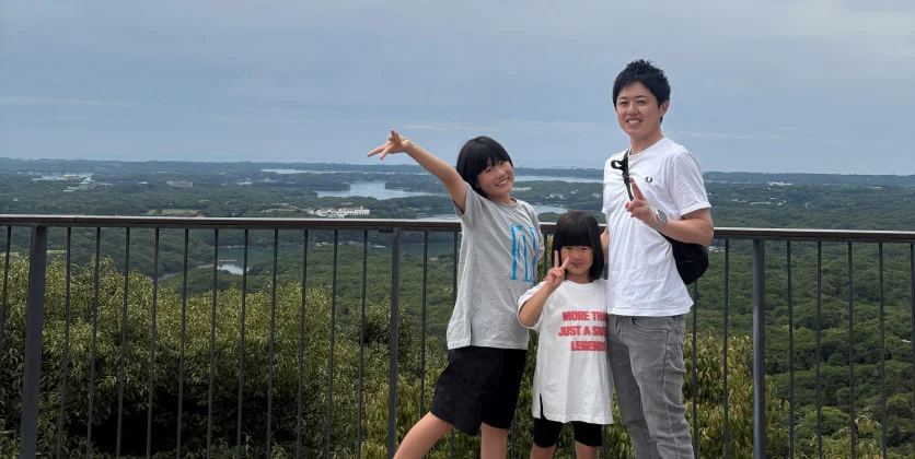 展望台に立つF. H.と子どもたち