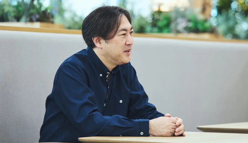 ソファ席で話すS. T.